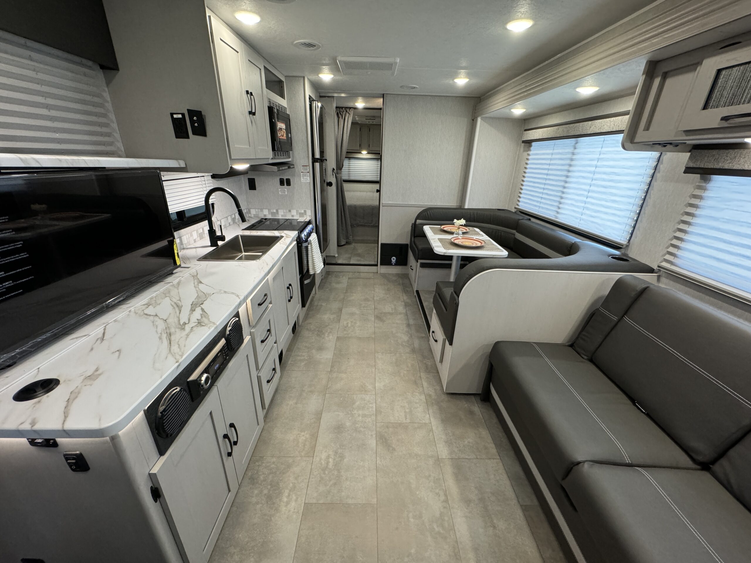 2023 Coachmen RV 31mbf45