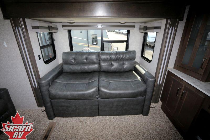 2021 Platinum Coach 3803flp