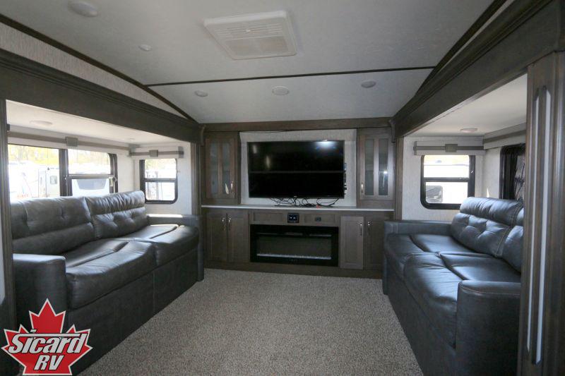 2021 Platinum Coach 3803flp