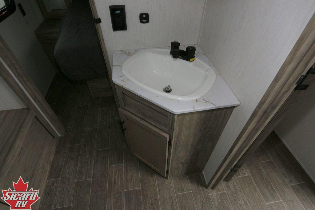 2022 FOREST RIVER CHEROKEE ALPHA WOLF 26RL-L