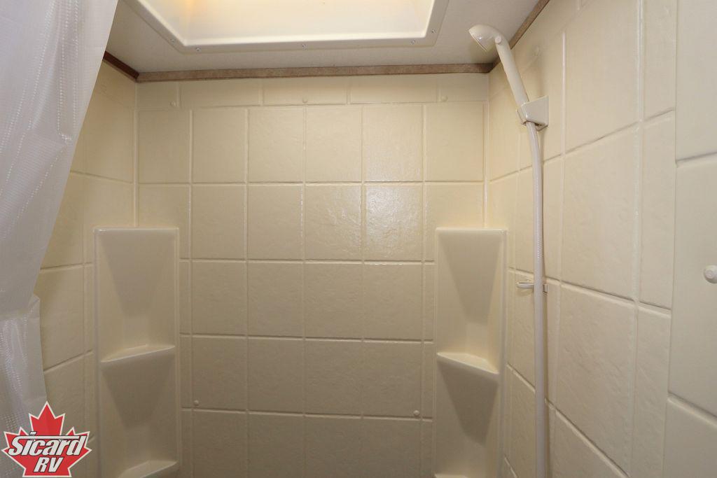 2014 PRIME TIME AVENGER 25RL