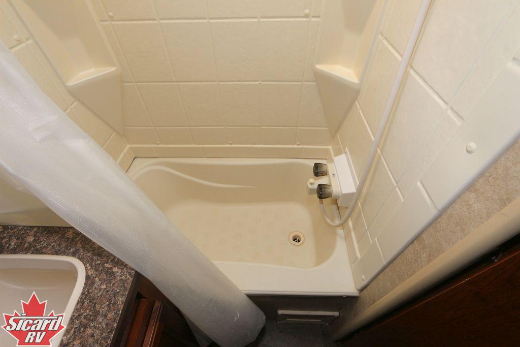 2014 PRIME TIME AVENGER 25RL