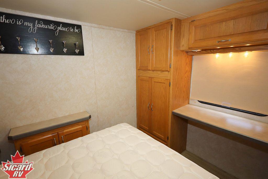 2005 MONACO MONARCH SE 30PDD