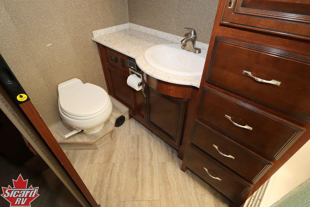 2019 HOLIDAY RAMBLER VACATIONER 35K
