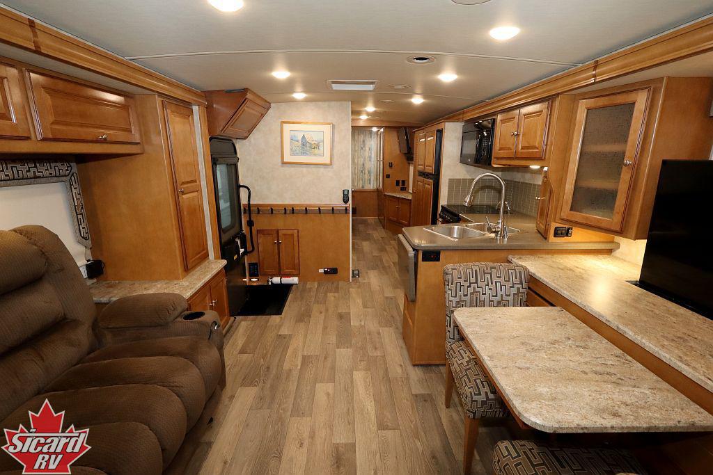 2019 WINNEBAGO ADVENTURER 33C