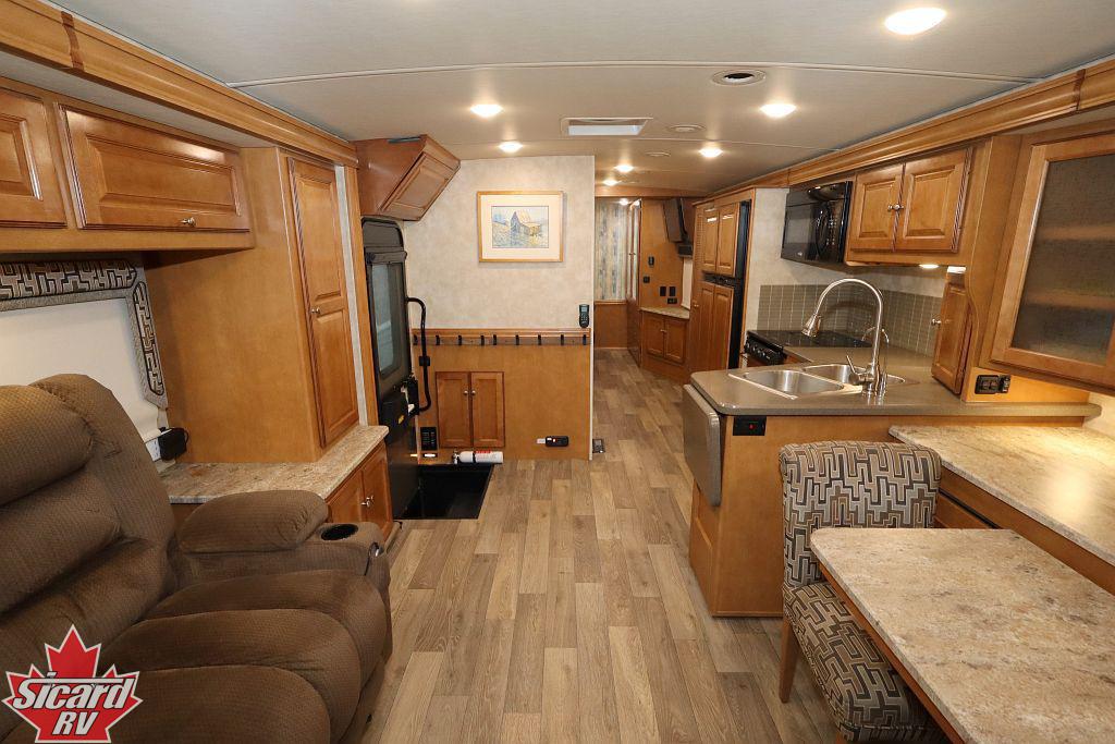 2019 WINNEBAGO ADVENTURER 33C