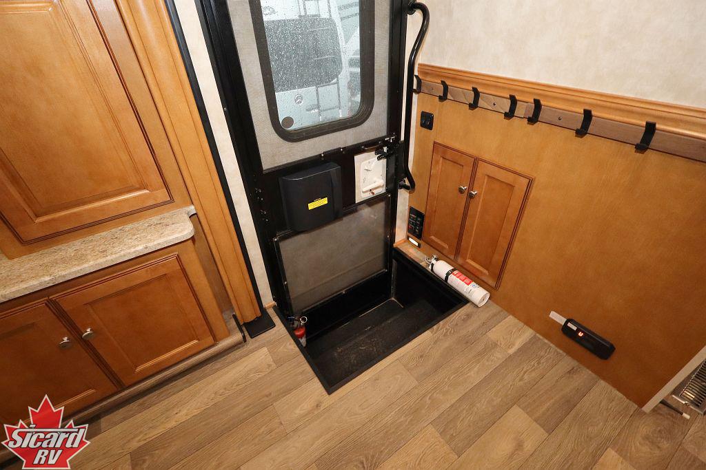 2019 WINNEBAGO ADVENTURER 33C