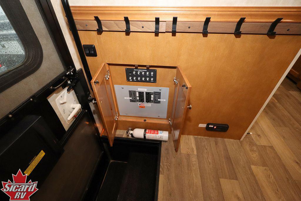2019 WINNEBAGO ADVENTURER 33C