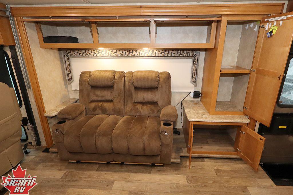 2019 WINNEBAGO ADVENTURER 33C
