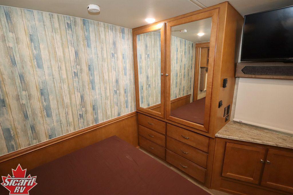 2019 WINNEBAGO ADVENTURER 33C