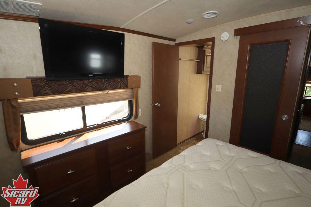 2013 FOREST RIVER CEDAR CREEK 38RE