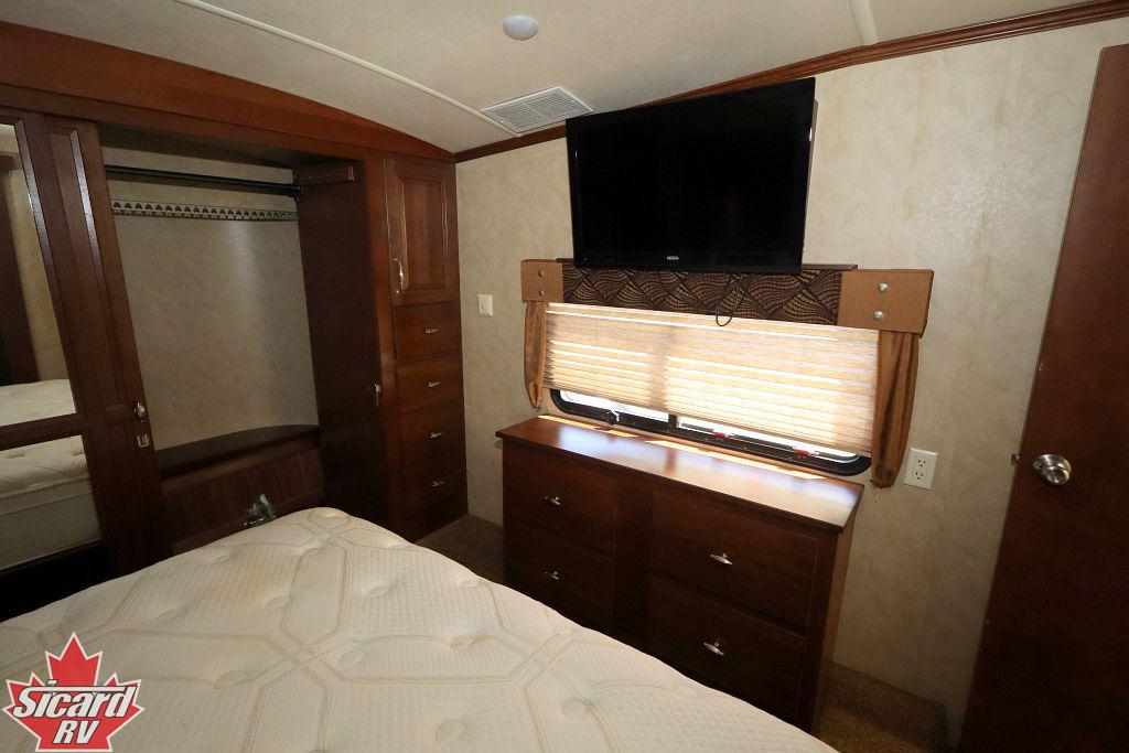 2013 FOREST RIVER CEDAR CREEK 38RE