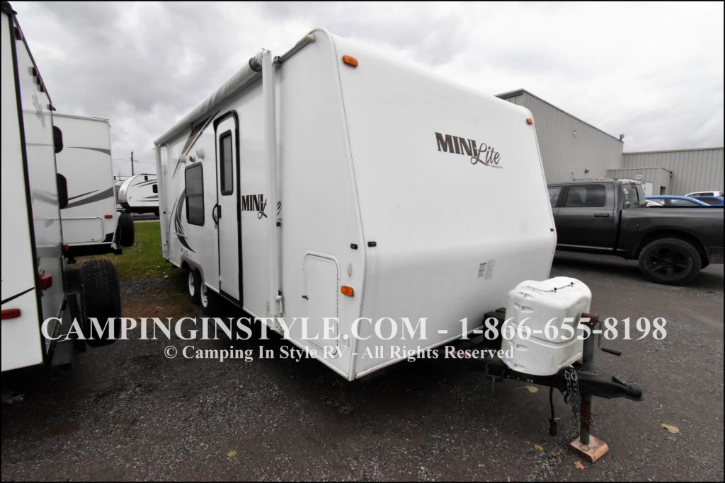 2011 FOREST RIVER ROCKWOOD MINI-LITE 2304 (couples)