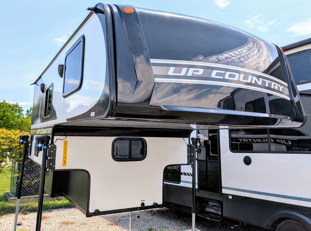 2026 TRAVEL LITE Up Country 775U