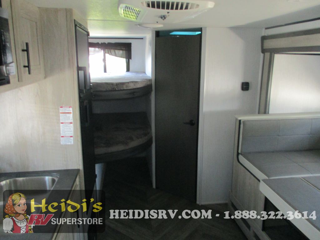 2022 Prowler lynx 181bhx (dbl/dbl bunks, outsid kitchen)