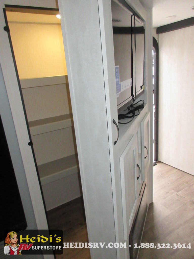 2023 Vibe 28bhe (triple bunks, out. kitchen)