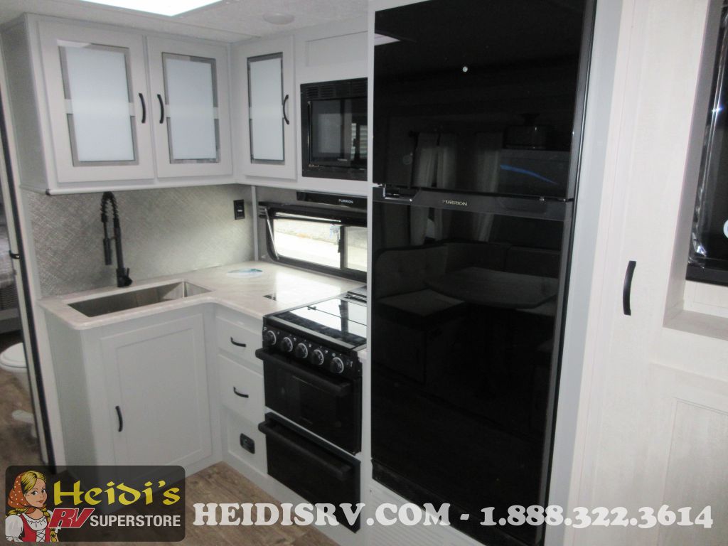 2023 Vibe 28bhe (triple bunks, out. kitchen)