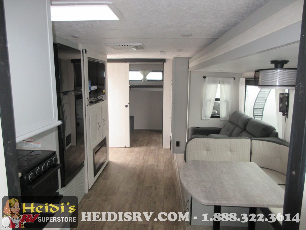 2023 Vibe 28bhe (triple bunks, out. kitchen)