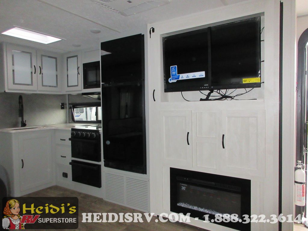 2023 Vibe 28bhe (triple bunks, out. kitchen)