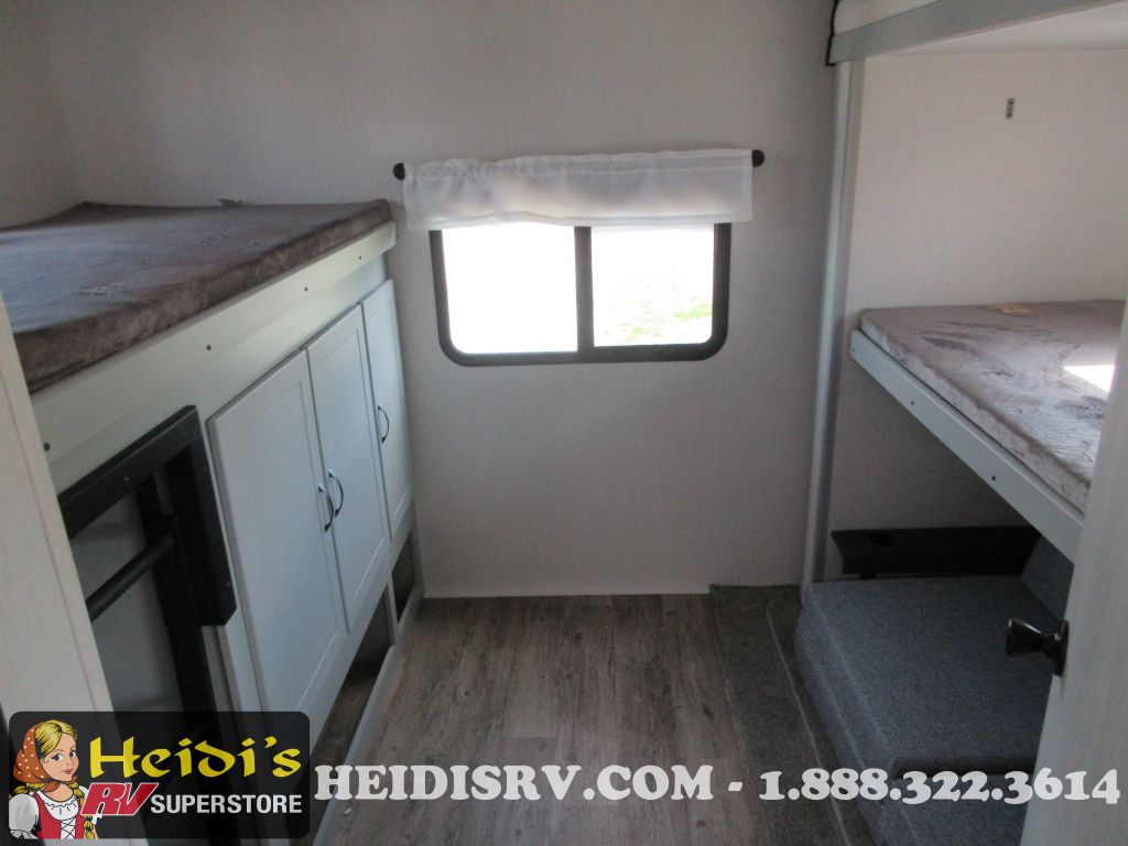 2023 Vibe 34bh (triple bunks, island kitchen, out. kitchen)