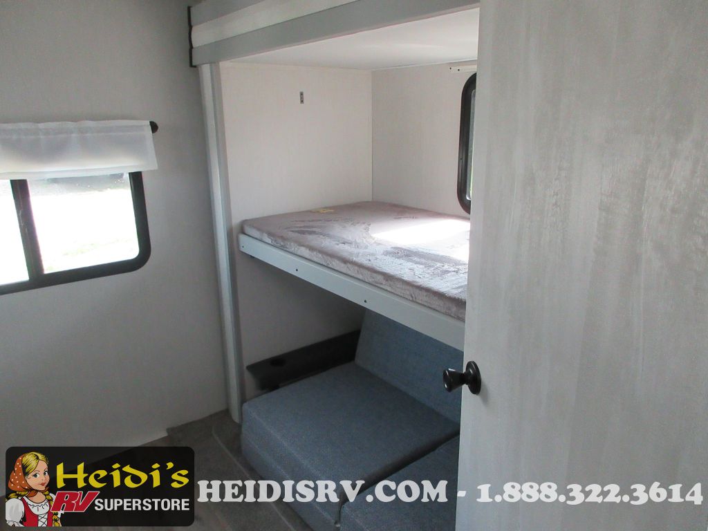 2023 Vibe 34bh (triple bunks, island kitchen, out. kitchen)