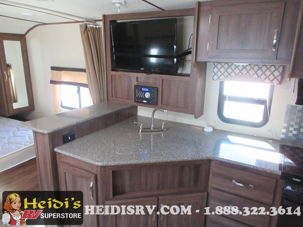 2017 Layton 235rbs (rear bath*)