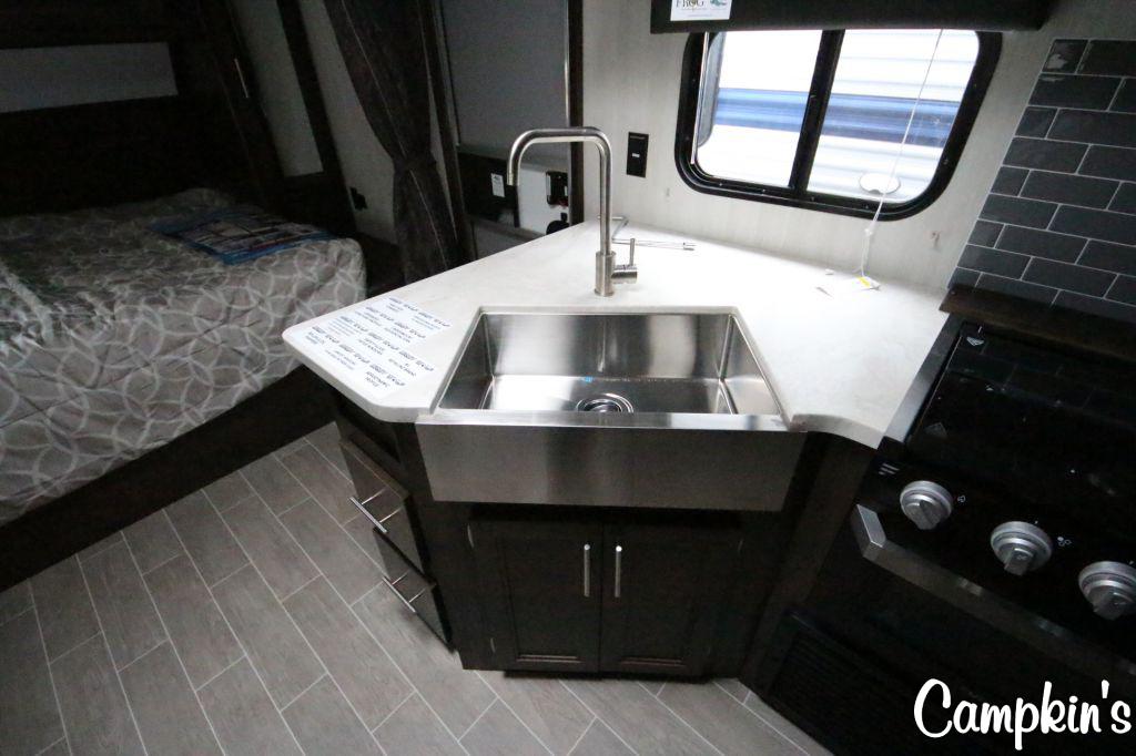 2020 FOREST RIVER GREY WOLF 27RR