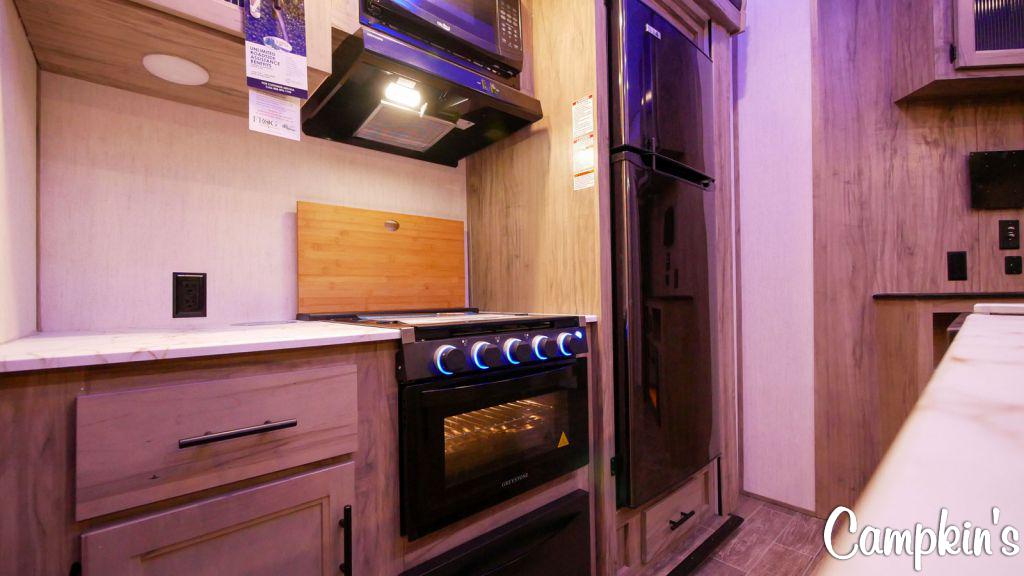 2022 FOREST RIVER CHEROKEE ARCTIC WOLF 3770 SUITE