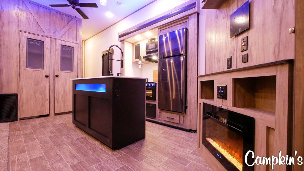 2022 FOREST RIVER CHEROKEE ARCTIC WOLF 3770 SUITE