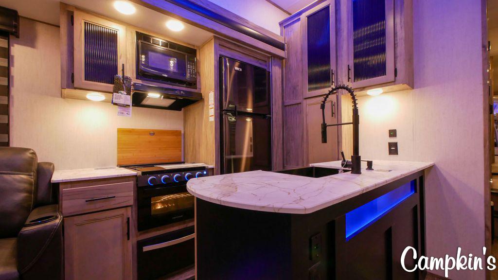 2022 FOREST RIVER CHEROKEE ARCTIC WOLF 3660 SUITE