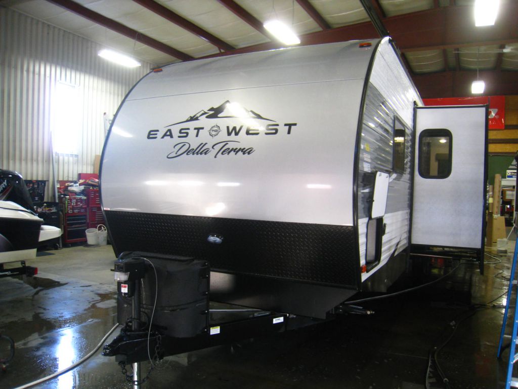 2020 EAST TO WEST DELLA TERRA 323QB - VOS Trailers 2020 East To West Della Terra 323qb