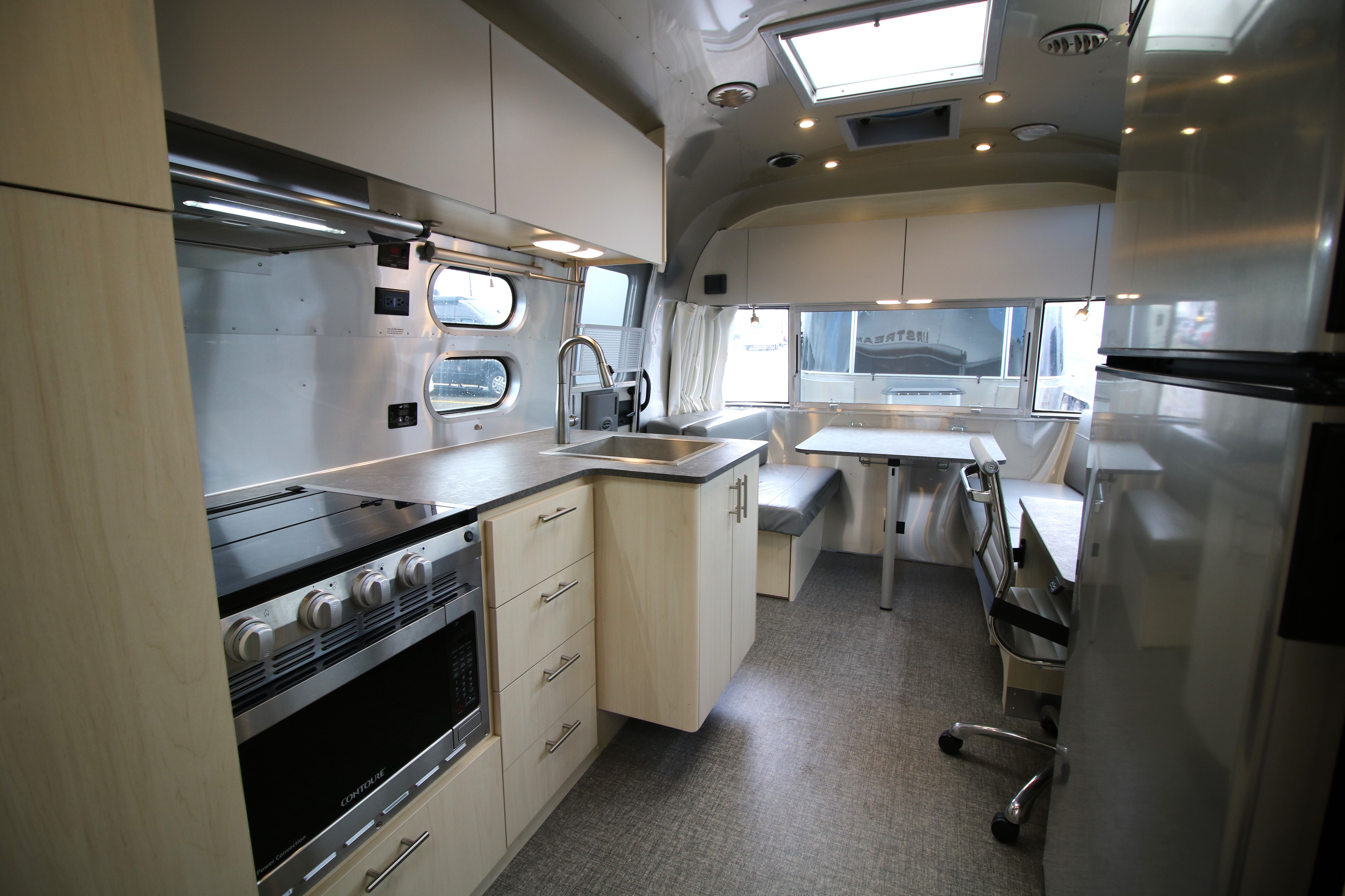 2023 Airstream flying cloud 27fbq office