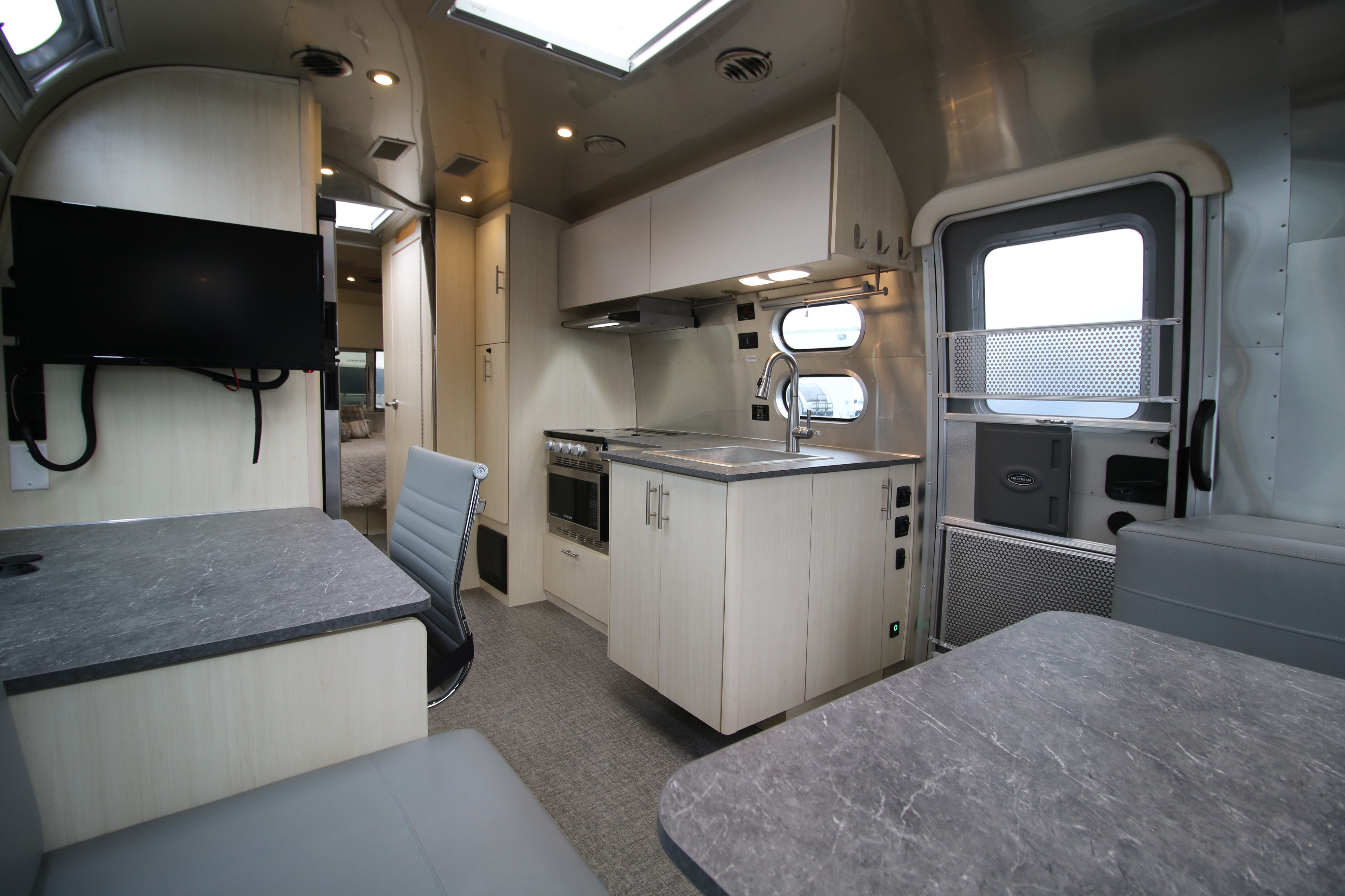2023 Airstream flying cloud 27fbq office