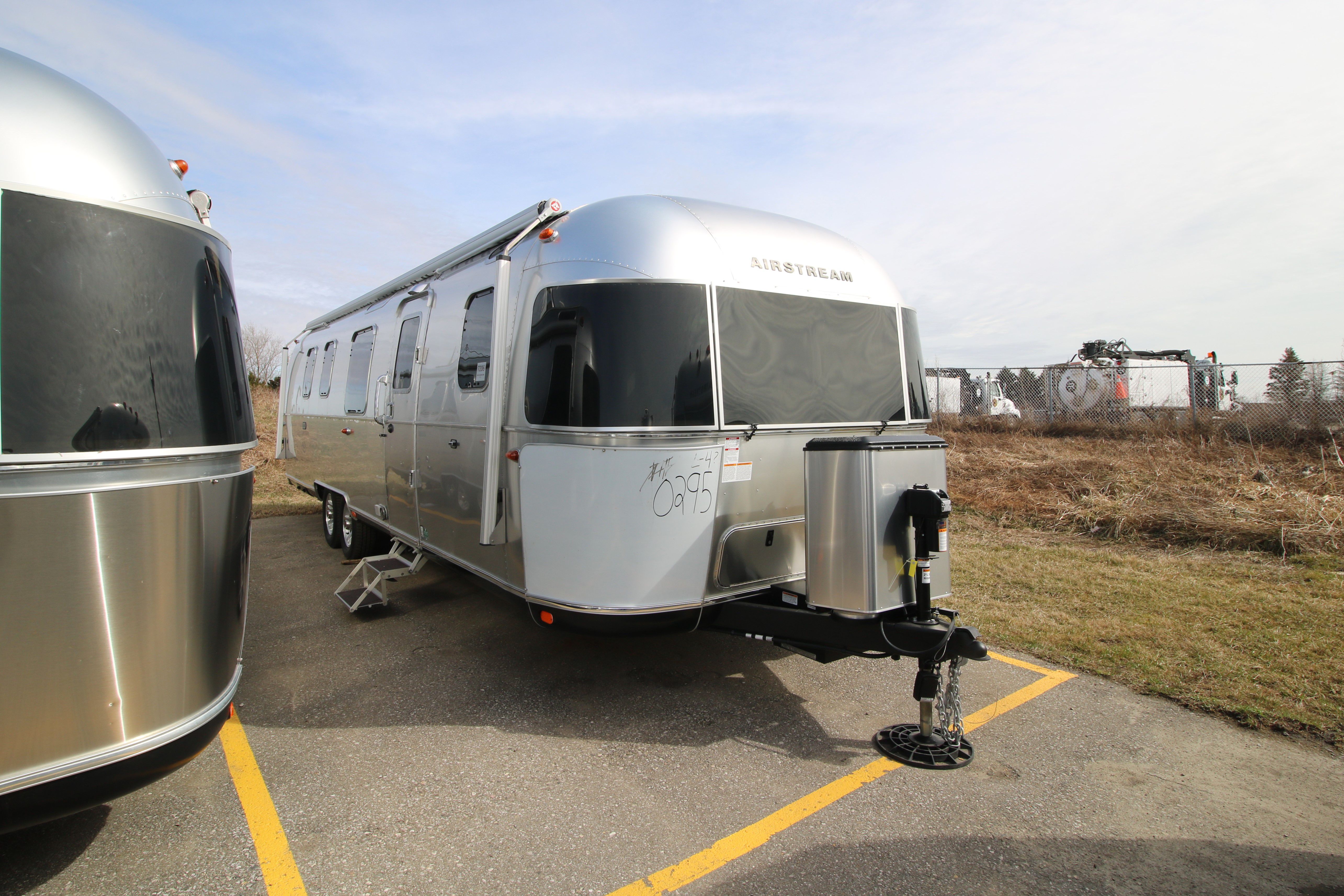 2024 AIRSTREAM AIRSTREAM CLASSIC 33FBQ Airstreams Campers London