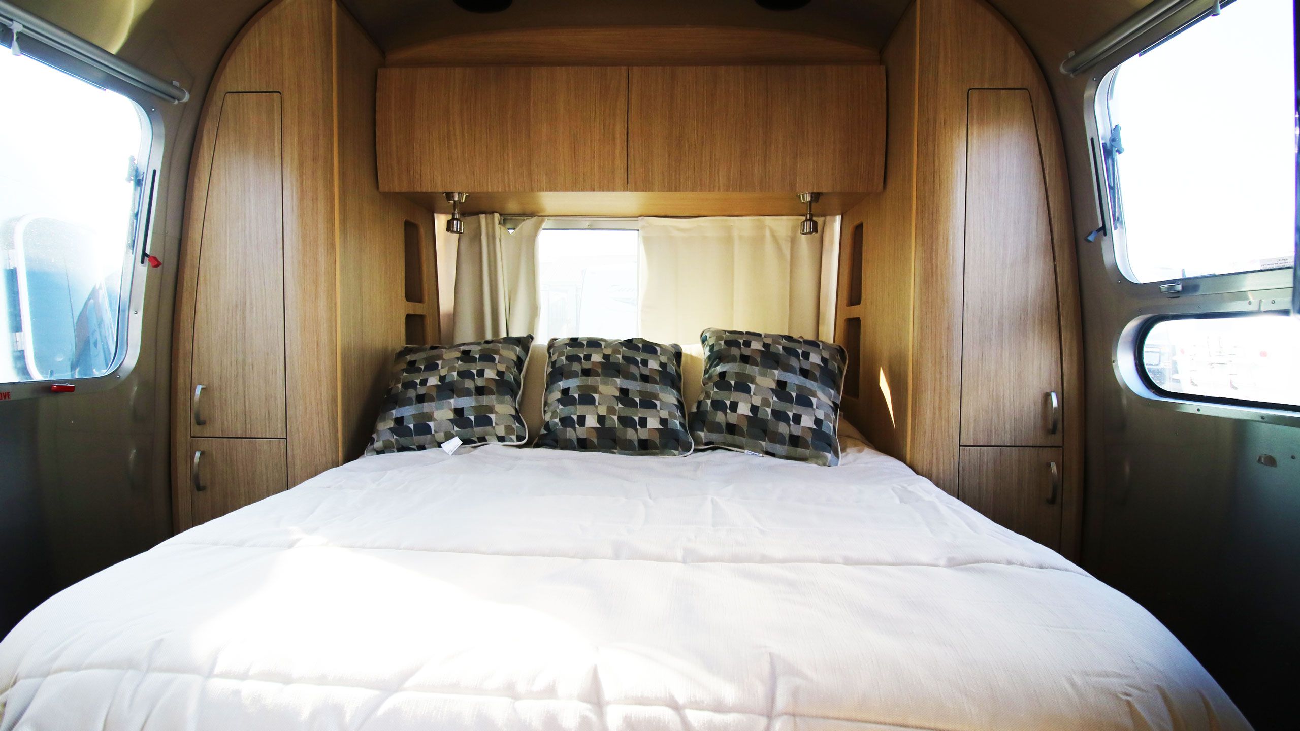 New 2019 Airstream Flying Cloud 30fb Bunk Travel Trailer London Queen Bed Image