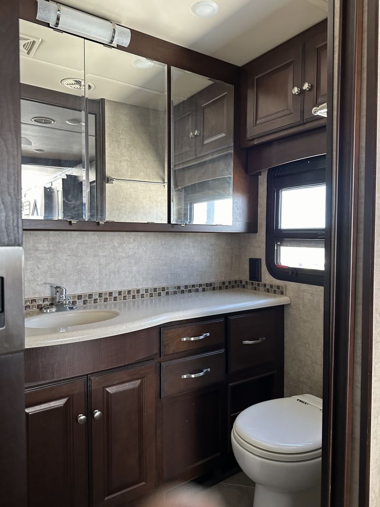 2016 Winnebago adventurer 37f