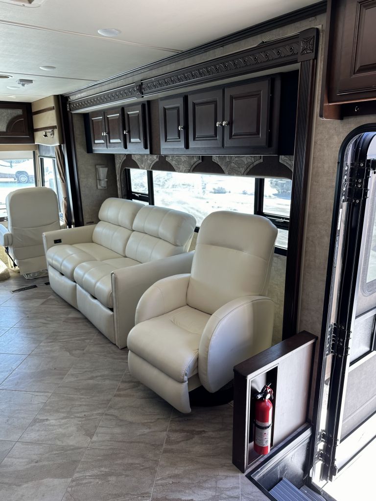 2016 Winnebago adventurer 37f